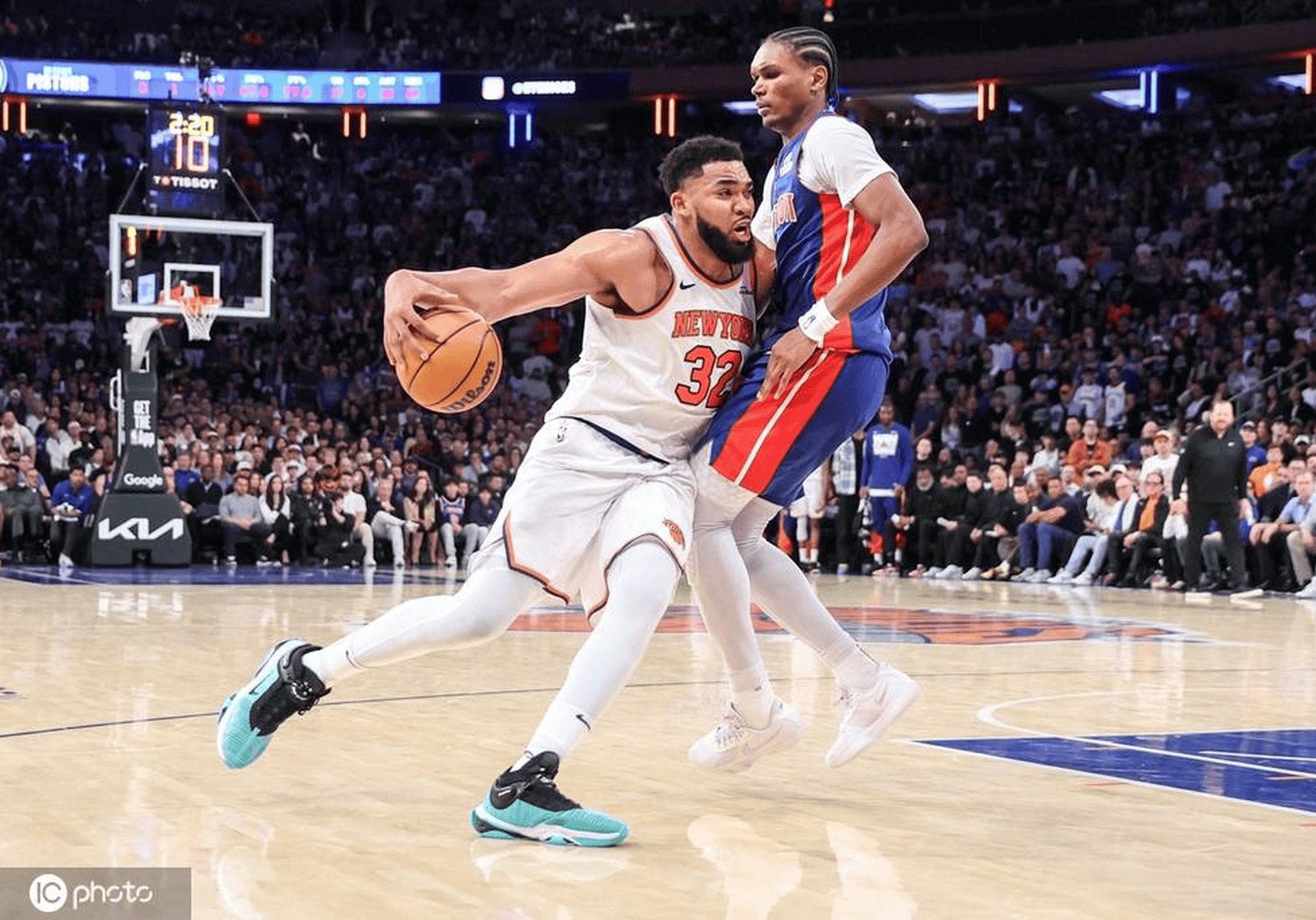 关于独行侠战胜马刺，唐斯关键时刻稳定发挥的信息