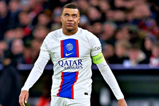 包含巴黎圣日耳曼签下英格兰后卫卡尔-沃克的词条