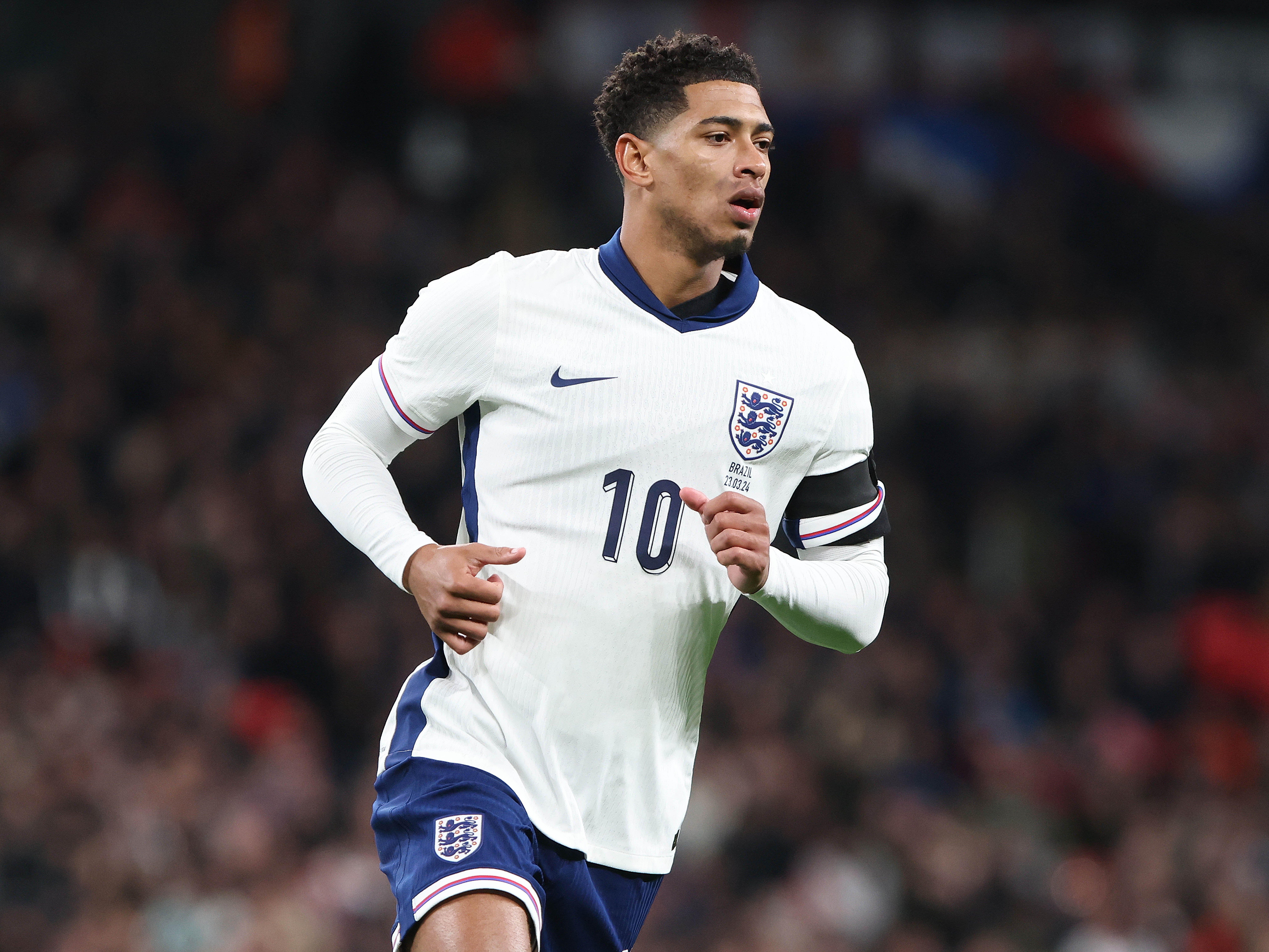 包含巴黎圣日耳曼签下英格兰后卫卡尔-沃克的词条