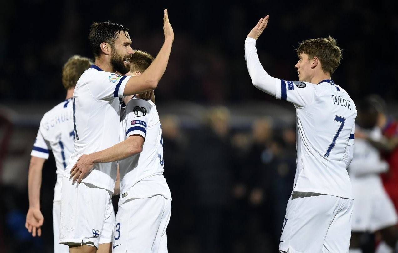 荷兰队备战与波兰的激烈对决