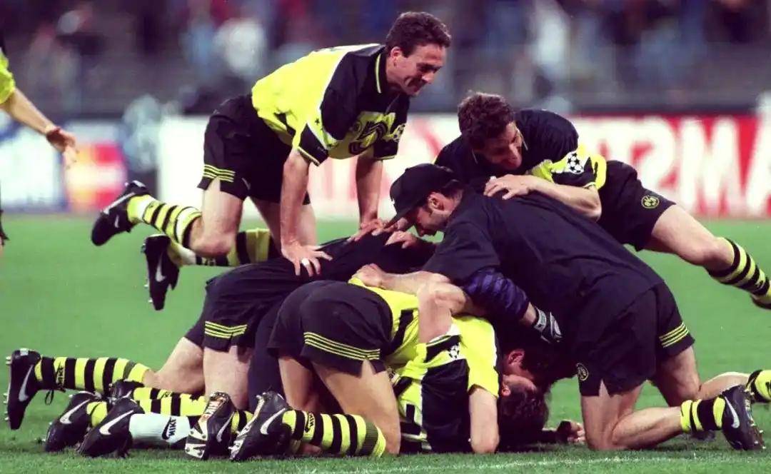 包含阿贾克斯对阵尤文图斯，欧国联主场比赛争雄的词条