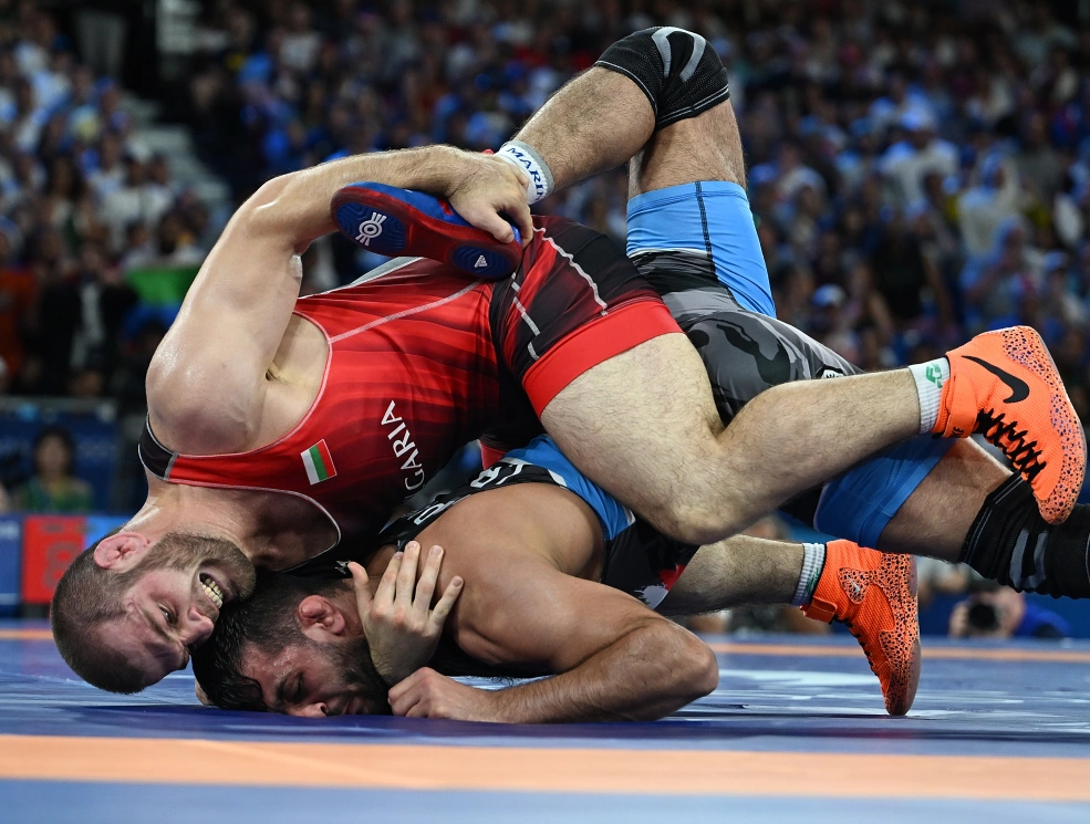 关于纵情拼搏！球场上呈现的激烈对抗的信息