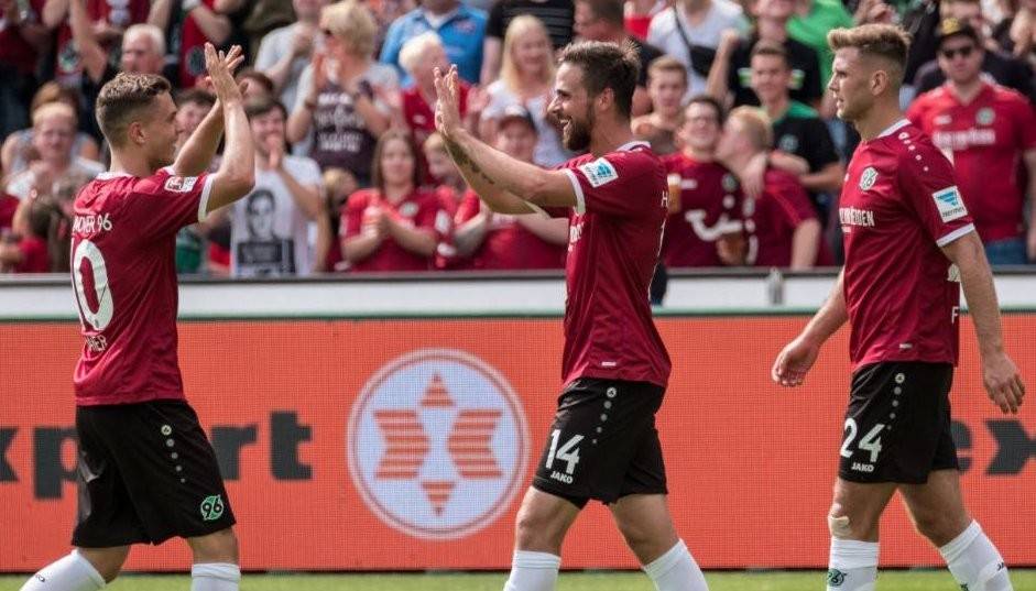 包含汉堡队连战不胜，陷入保级危机的词条