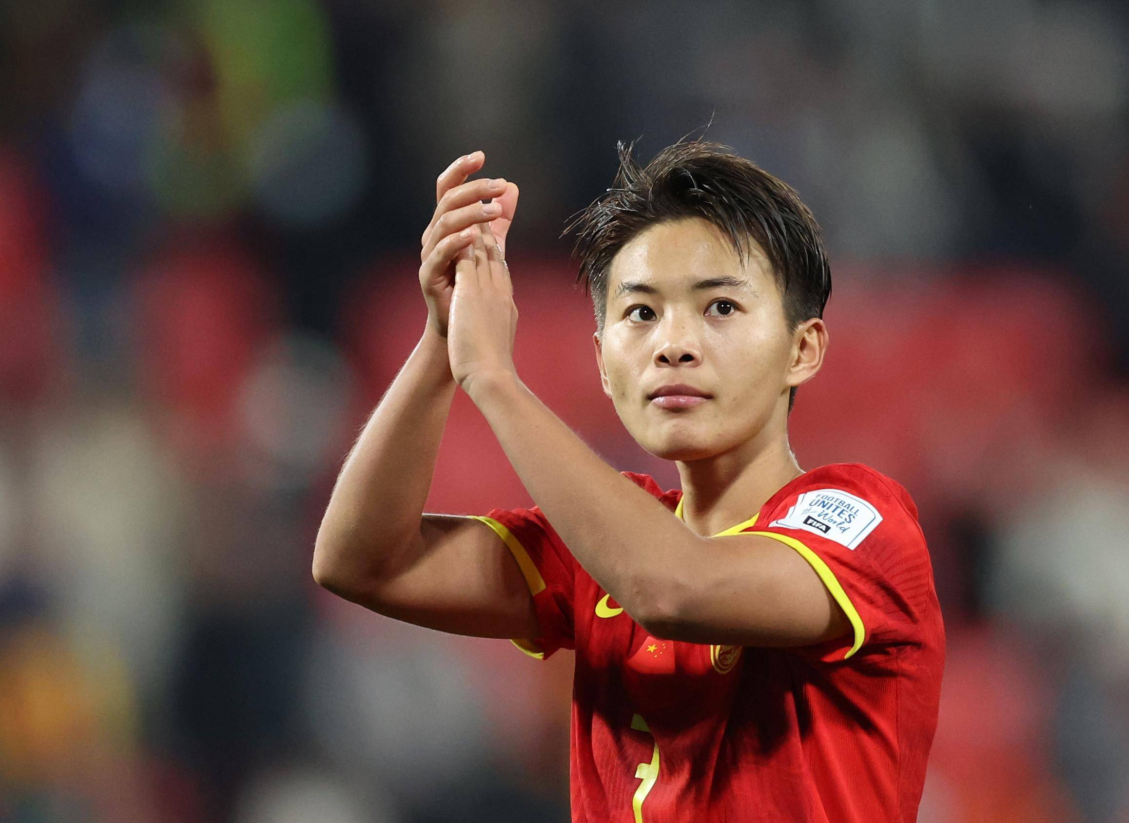 女足队员在比赛中发挥出色，为国争光的简单介绍